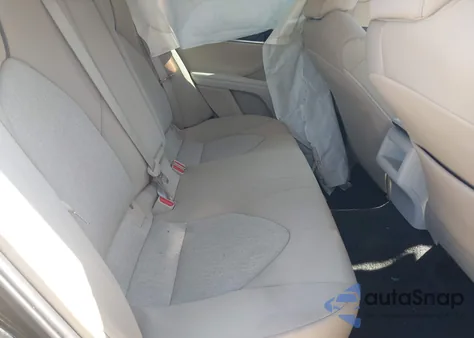 2021 Toyota Camry Le z USA, uszkodzony, nr VIN 4T1C11AK6MU563015